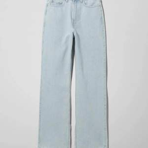 Säljer dessa superfina jeans i modellen Rowe split från weekday då de är för långa för mig som är 160. Använda max 5 gånger. (Inte mina bilder)