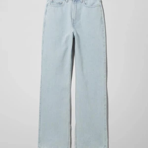 Weekday rowe split jeans - Säljer dessa superfina jeans i modellen Rowe split från weekday då de är för långa för mig som är 160. Använda max 5 gånger. (Inte mina bilder)