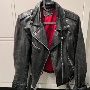 äkta läder jacka - äkta läder, användt skick men bra, flera fickor och bälte