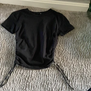 En t-shirt - En jätte fin t-shirt med snören 💕