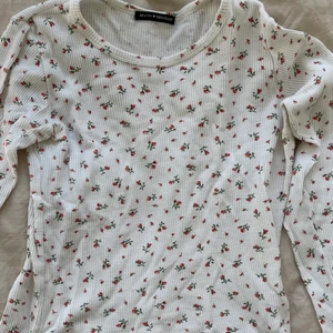 Brandy Melville Longsleeve - En superfin longsleeve från Brandy Melville med röda blommor på ich syperfin material!
