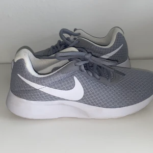 Nike Träningsskor - Ett par gråa nike skor som är perfekt till träning Använda 1 gång
