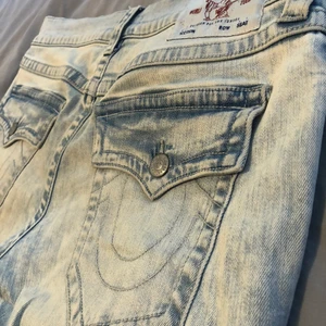 True Religion Jeans - Feta Trueys med skön wash. Storlek 32/32. De har bra passform och raka ben.  Väldigt bra condition. Kan mötas upp i Stockholm eller frakta 🙌