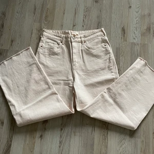 Jeans från Hm i storlek 44 - Säljer ett par jeans från HM i storlek 44 då jag inte använder dem! Har använt dem 1 gång så dem är i nyskick! Säljes 150kr+frakt