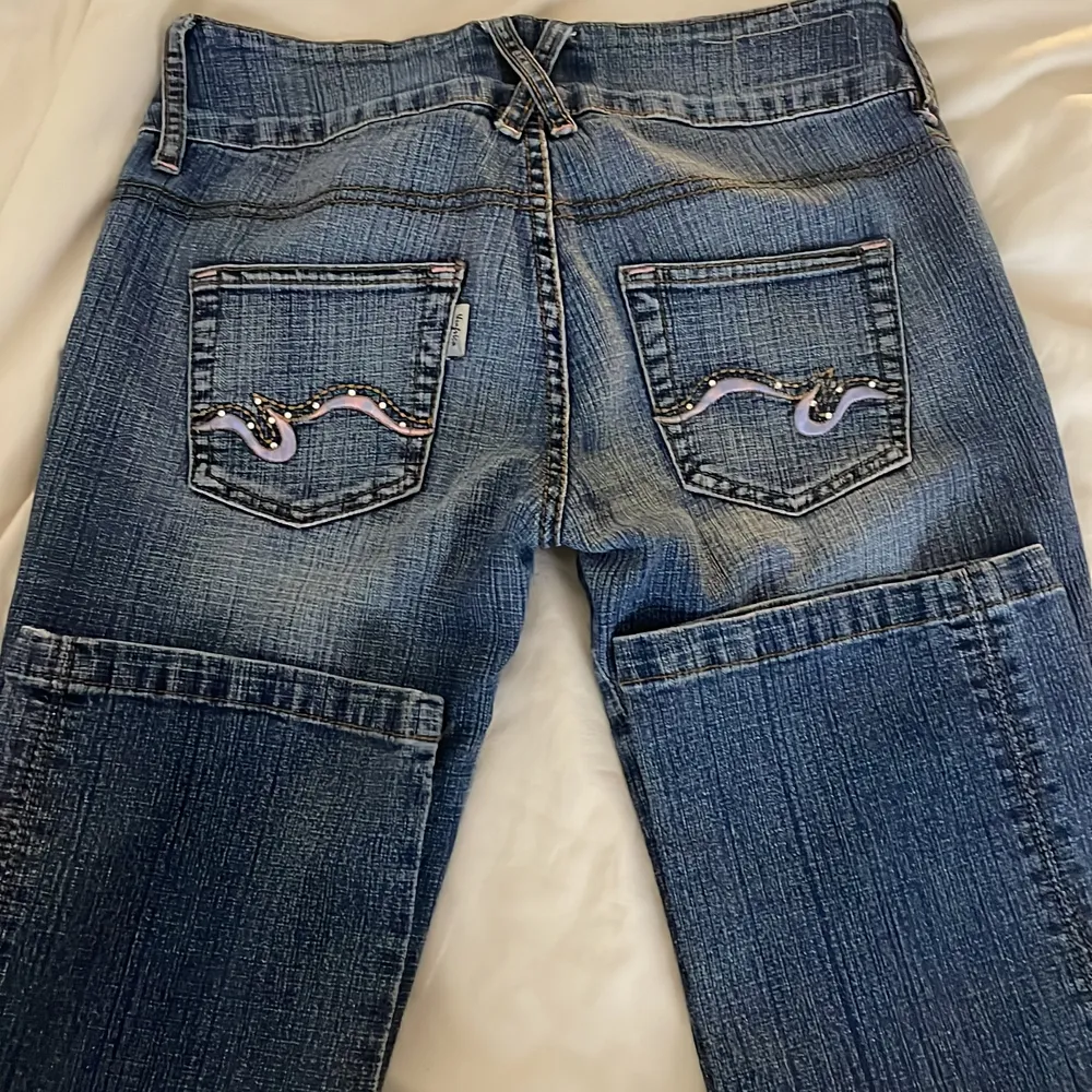 Jeans från usa & co i strl 27, fina detaljer på bakfikorna och knappr fram.. Jeans & Byxor.