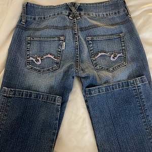 Jeans från usa & co i strl 27, fina detaljer på bakfikorna och knappr fram.