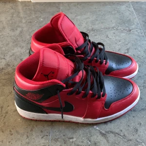Jordan 1 skor - Säljer dessa jordan 1s som är köpta från kicksnstuff för 2000kr. är i väldigt bra skick, vänstra skon är lite creasad men den högra är inte alls creasad. Kom dm för fler bilder eller frågor. PRIS KAN DISKUTERAS!!!