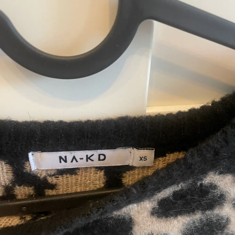 En fin och väldigt lite använd tröja i leopardmönster från NAKD. . Tröjor & Koftor.