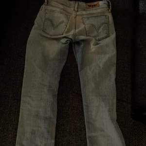 Lågmidjade jeans  - Supersnygga lågmidjade jeans! Tyvärr för små för mig, pris och bilder kan diskuteras 🫶🫶 sitter som S