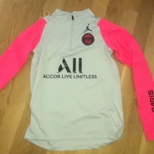 Psg tröja - Super fin psg tröja jag köpte i somras kmr tyvärr inte till användning så väljer att sälja den vidare! 