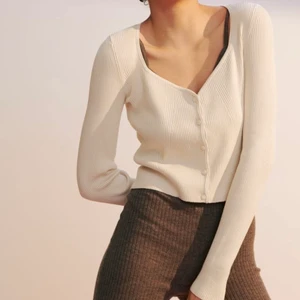 Stickad tröja  - Superfin stickad tröja med fin urringning. Lapp kvar. Skriv för fler bilder.