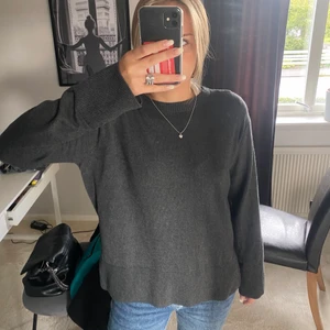 grå stickad tröja  - grå stickad tröja med raka armar, aldrig använd. Tryck inte på ”köp nu” ! 