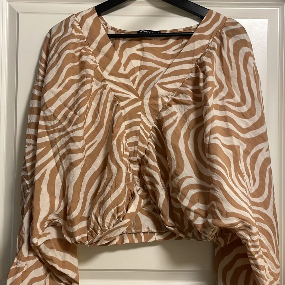 Super fin zebra blus från Ginatricot -stl L -nytt skick -nypris 350. Puserot.
