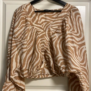 Zebra blus - Super fin zebra blus från Ginatricot -stl L -nytt skick -nypris 350