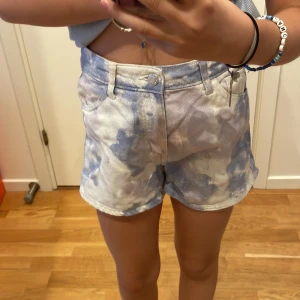 Tie dye  - Lila, blå och vita tie dye shorts💜💙🤍