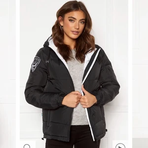 D brand jacka - Super skön och värmande D brand jacka från bubbleroom, den är helt slutsåld på hemsidan 🤍( vit insida)