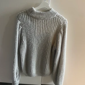 Stickad tröja - Säljer denna grå stickade tröja då den inte kommer till någon användning längre🤎