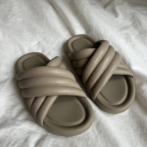 Tofflor - Tofflor från HM. Använda en gång men är tyvärr försmå för mig. Storlek 38