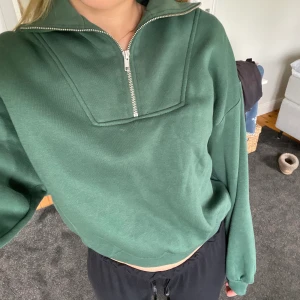 Kofta - Kofta/ tröja från Gina. Knappt använd. Lite croppad i modellen. Strl Xs