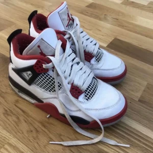 Jordan 4 - Hejsan ja har nu tagit min svåra beslut att sälja mina jordans 4, storleken är 36,5. Skorna är i ny skick, kvittot finns digitalt. Ny pris är 4468Kr då jag köpte den, men säljer nu för 2800kr. Vill gärna ha snabbaffär så endast seriösa köpare.☺️