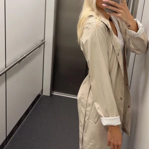 REGNJACKA BEGIE - Väldigt fin regnjacka i begie!  använd 2-3 gånger, så som ny!  Nypris- 700kr Mitt pris - 400kr