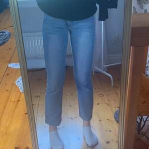 säljer ett par jeans från sellpy i strl 38, passar 36. lite korta på mig som är 170cm. 40kr+frakt 