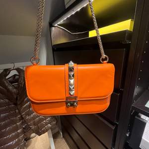 Säljer min sååå fina unika valentino glam lock väska. Väskan är orange och har inga tydliga defekter. Den är i nyskick. 