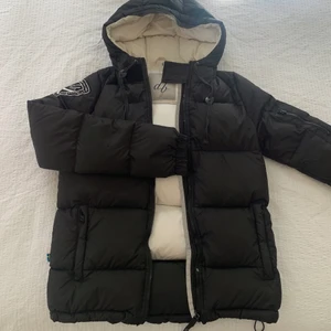 D brand jacka - Klassisk D brand jacka i svart <3 perfekt till höst och vinter. Den har en liten repa på ena armen (bild 3) men det är inget som man lägger märke till 😊 KÖP INTE DIREKT