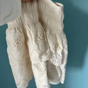 vit kjol från zara - En söt kjol från zara i jättefint skick💕