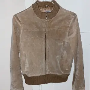 Fin  beige mocka jacka som är köpt secondhand Jättebra skick.