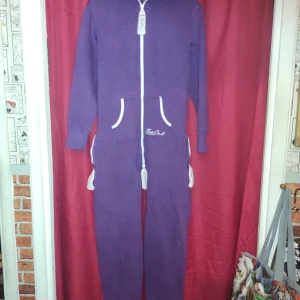 JUMPSUIT  - En lila jumpsuit Storlek S 