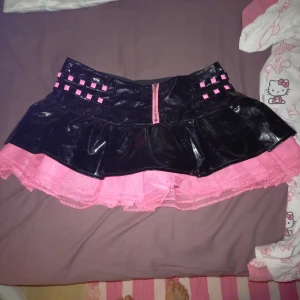 Randiga shorts och fake läder kjol - Använda få gånger väldigt fint skick katt finnas i hemmet. Shortsen kostar 50 kr. kjolen såld. 