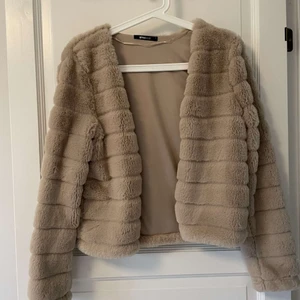 Tunn jacka - Gina Tricot - Fluffig tunn jacka i storlek S från Gina tricot.