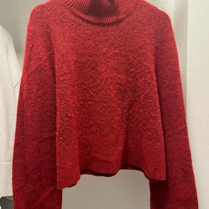 Arket tröja strl S - Röd tröja med stor krage från Arket. 