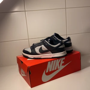 Dunk low goergetown/wolf grey - Nike Dunk Low wolf grey storlek 40 och använd några fåtal gånger, skick 8/10 skulle kunna säga att de är 10/10 men det finns någon repa på skorna men man tänker inte på det.Nypris 2000 och jag kan fixa frakt men om du vill ha frakt så tar alltid kunden de