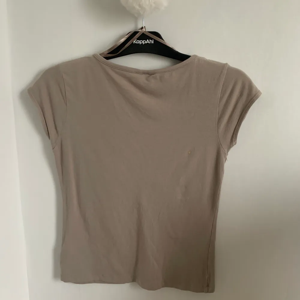 (Inga bilder på! Skriv till mig först innan ni köper!) Beige/brun tröja från H&M i storlek M!🖤någon fläck på ryggen (bild 3) som nog går bort i tvätten! Fraktkostnaden kan variera beroende på betalsätt!💞 . Toppar.