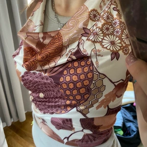Top - Jätte söt o vintage top, går att knyta både vid ryggen o nacken. Kan stylas på olika sätt!