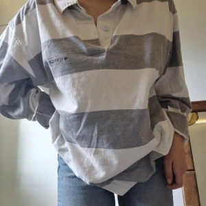 Tommy Hilfiger tröja - Tommy Hilfiger-tröja. Använd ett par gånger. Väldigt skön och snygg, men lite stor på mig. Köparen står för frakten! Kan mötas upp eller skicka. ❤️ Köparen står för frakten. 