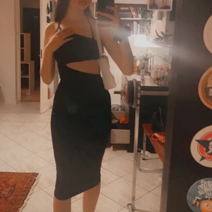 Svart Klänning  - Klänning köpt för 200 använd en gång. H&M