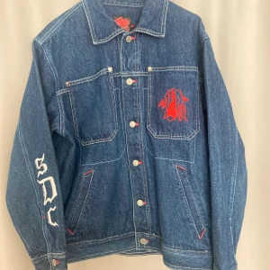 Jeansjacka Snoop Dogg - Jeansjacka strl M i nyskick med SnoopDogg-broderi 