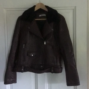 Skinn-jacka med teddykrage  - Skinn-jacka med teddykrage 