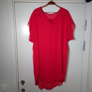 Lång blus/tunika - Långt böljande plagg i rött, transparant material. Vida ärmar och snören vid halsen. Ingen storleksmärkning men är som en L och oversize. Går till knäna på mig som är 164cm🌿