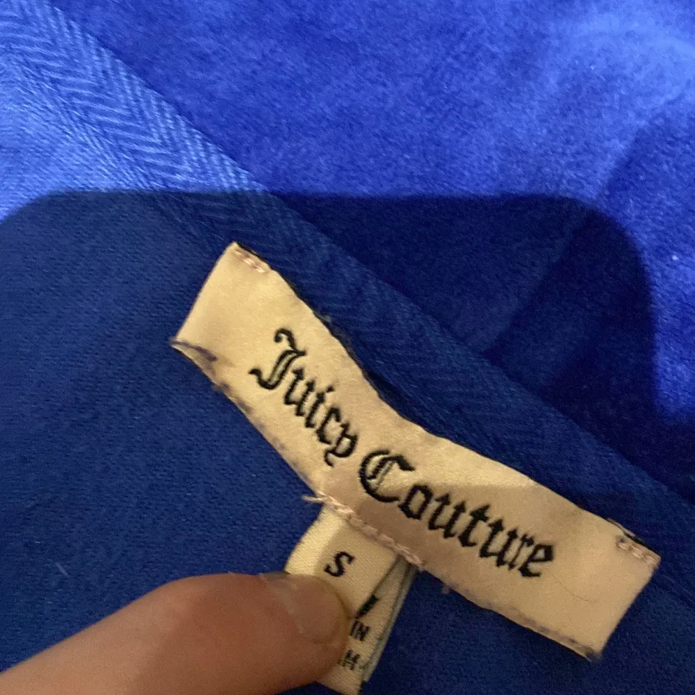 Denna blåa fina juicy couture tröjan har används en del, dragkedja me juciy märket är sönder, ina fläckar vad ja ser, skriv för mer bilder 💙💕 pris kan diskuteras . Tröjor & Koftor.