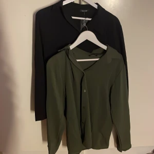 Boohoo blus - Säljer dessa skortor/blusar för alldrig kommit till användning. Väldigt fina och bra skick. Oklart vilken storlek de är men skulle gissa på M-L? 100 kr för båda