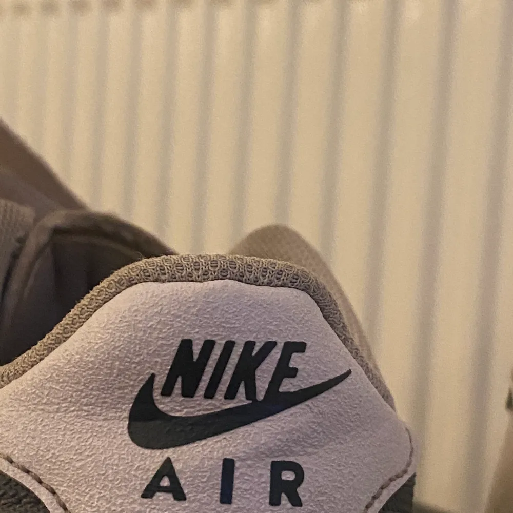 Hej! Säljer mina nike air skor köpta för 2 månader sedan! Ändå rätt så använt skick därav priset, dock inga vidare effekter förutom lite smuts som man bara kan tvätta! Tänker ska nämna att liteee av de svarta på ”air” texten är borta. Skriv för bilder💞. Skor.