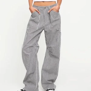 Lioness pants - Säljer dessa dösnygga byxor från lioness, som tyvärr är för stora för mig! Kan även tänka mig att byta mot ett par likadana i strl xs❤️✨