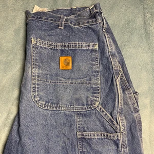 Carharrt carpenter jeans - Ett par carhartt carpenter jeans i mörkblå färg. En flaw, syns på andra bilden  ( hålet ) storlek 36/32 i relaxed fit. Öppen för bud, köparen står för frakt. 