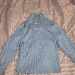 Blå turtleneck från HM!  - En ljusblå turtleneck från HM! Perfekt för alla er ”girly girl” out there! 
