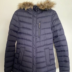 Dunjacka  - Använd inte köp nu.  Vinterjacka från superdry i strl S. Superfin och inga defekter! Lite längre i modellen 