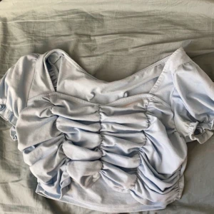 Tröja  - Säljer denna fina blues/tröja aldrig använd helt ny jätte fin på.